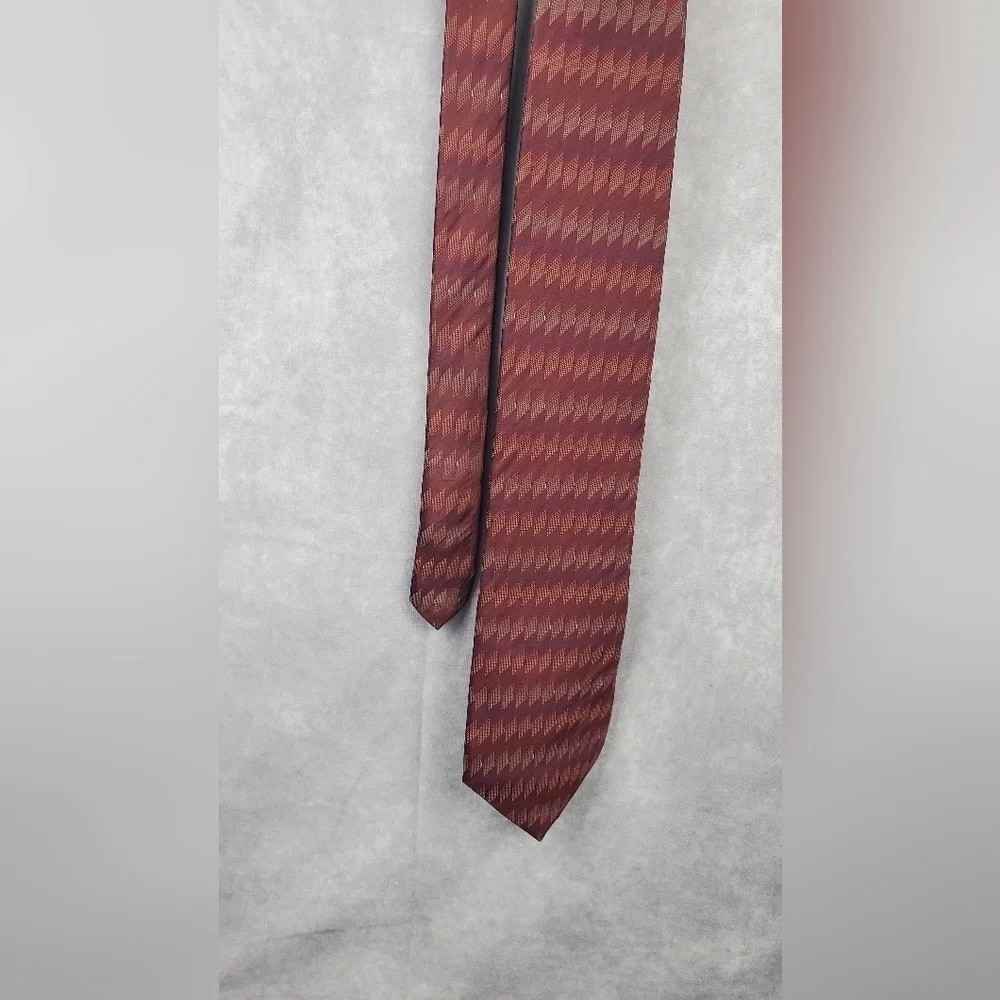 DKNY Men’s Silk Tie Burgundy Geometric‎ pattern